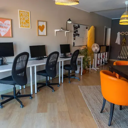 Πανσιόν Banama Coliving & Coworking, Surf & Yoga - Casa Roja Κοραλέχο