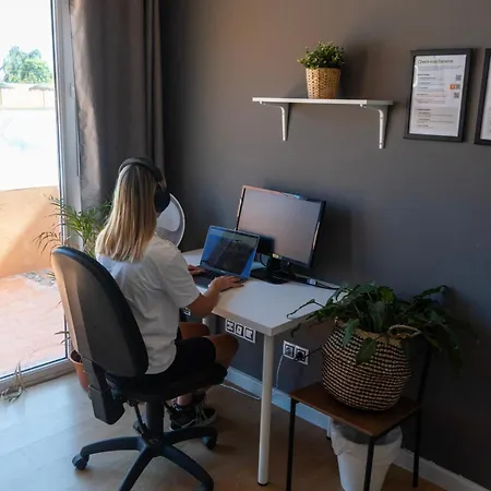 Πανσιόν Banama Coliving & Coworking, Surf & Yoga - Casa Roja Κοραλέχο