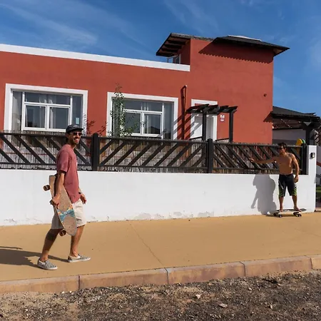 Πανσιόν Banama Coliving & Coworking, Surf & Yoga - Casa Roja Κοραλέχο