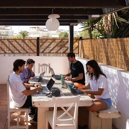 Banama Coliving & Coworking, Surf & Yoga - Casa Roja Κοραλέχο